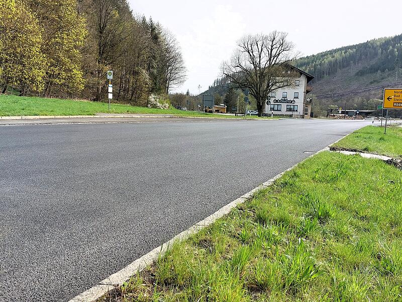 So sieht der neue Belag aus. Nur noch die Markierungen fehlen. So sieht der neue Belag aus. Nur noch die Markierungen fehlen.
