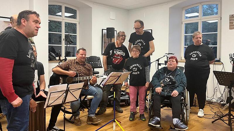 Die Wohnheim Band der Lebenshilfe plädierte mit Musik und Gesang für die Demokratie.