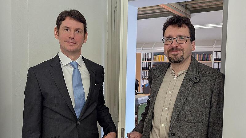 Johannes Staudenmaier (links) zog aus, sein Nachfolger Marcel Oeben zog am 1. Dezember ein ins Chefb&uuml;ro des Coburger Staatsarchivs.