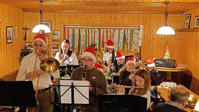 Die Jugend des Musikzuges sorgte für eine stimmungsvolle Atmosphäre. Die Jugend des Musikzuges sorgte für eine stimmungsvolle Atmosphäre.