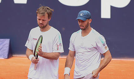 Konsternierte Stimmung: Kevin Krawietz (l.) und Tim P&uuml;tz sind bei den BMW Open in M&uuml;nchen bereits in der ersten Runde ausgeschieden.