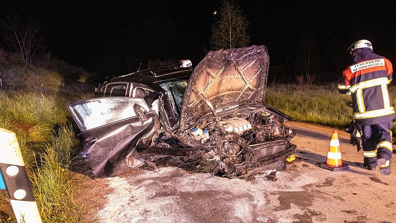 Das Fahrzeug mit polnischer Zulassung schleuderte durch die Luft, bevor es v&ouml;llig zerst&ouml;rt wieder auf der Stra&szlig;e aufkam.Forchheim & Fr&auml;nkische Schweiz