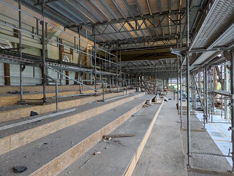Im Mitteltrakt des Turniergebäudes wird es eine Tribüne mit Sitzplätzen geben. Im Mitteltrakt des Turniergebäudes wird es eine Tribüne mit Sitzplätzen geben.