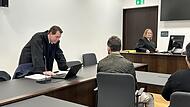 Der Angeklagte spricht mit seinem Verteidiger (l.). Er soll eine Matratze in einem Flüchtlingsheim in Erlangen angezündet haben.