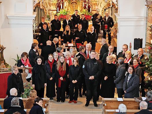 Gruppenbild mit Musikerinnen, Musikern und Chorleiterinnen.