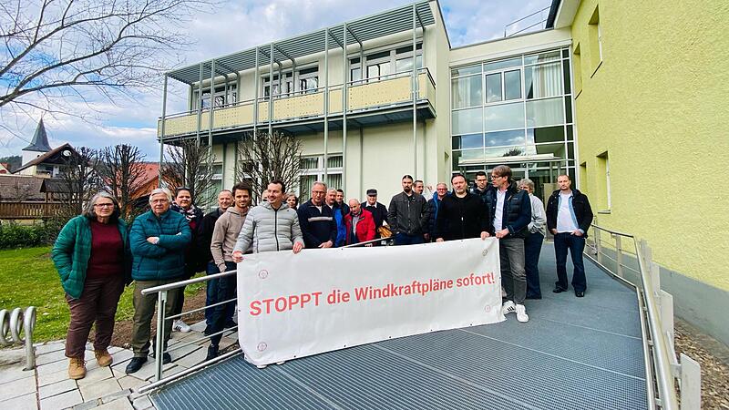 Rund 40 Menschen haben sich vor der Sitzung bereits &ouml;ffentlich gegen die Windkraftpl&auml;ne ausgesprochen.Forchheim & Fr&auml;nkische Schweiz