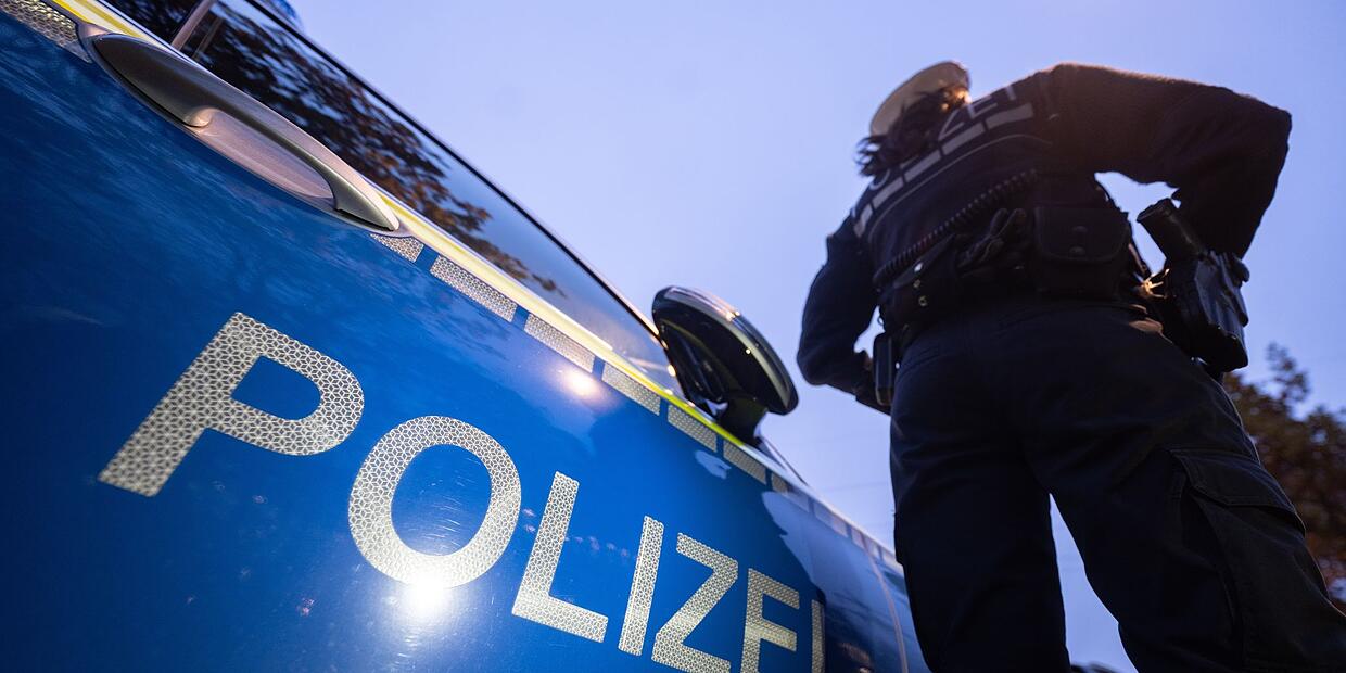 Aggressiver Täter zerschlägt Autoscheiben – Motive unklar