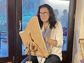 Musikalisch umrahmt wurde der Nachmittag von der Harfenspielerin Silvia Kessler.