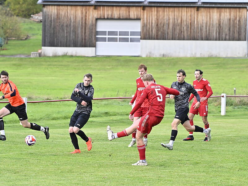 Der Krecktaler Linus Schmidt erzielt das vorentscheidende 3:0 f&uuml;r seinen FC Krecktal. Der Niederf&uuml;llbacher Torwart Chris Hauck kommt zu sp&auml;t.