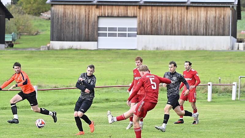 Der Krecktaler Linus Schmidt erzielt das vorentscheidende 3:0 f&uuml;r seinen FC Krecktal. Der Niederf&uuml;llbacher Torwart Chris Hauck kommt zu sp&auml;t.