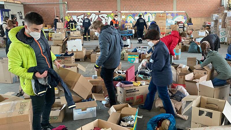 Seit dem russischen Überfall auf die Ukraine werden in Bamberg täglich Sachspenden in der Posthalle abgegeben, von ehrenamtlich Helfenden sortiert (hier am Montag, 7. März) und mit Transportern an die polnisch-ukrainische Grenze gebracht. Seit dem russischen Überfall auf die Ukraine werden in Bamberg täglich Sachspenden in der Posthalle abgegeben, von ehrenamtlich Helfenden sortiert (hier am Montag, 7. März) und mit Transportern an die polnisch-ukrainische Grenze gebracht.