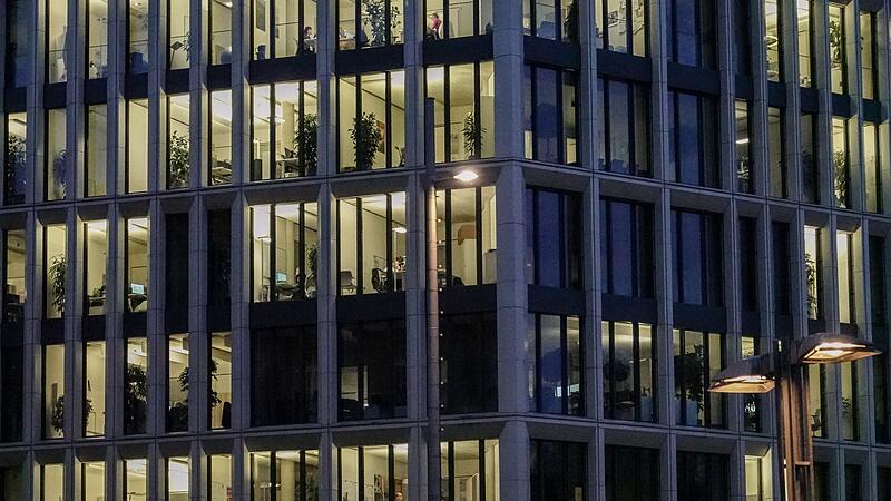 B&uuml;rogeb&auml;ude am Abend