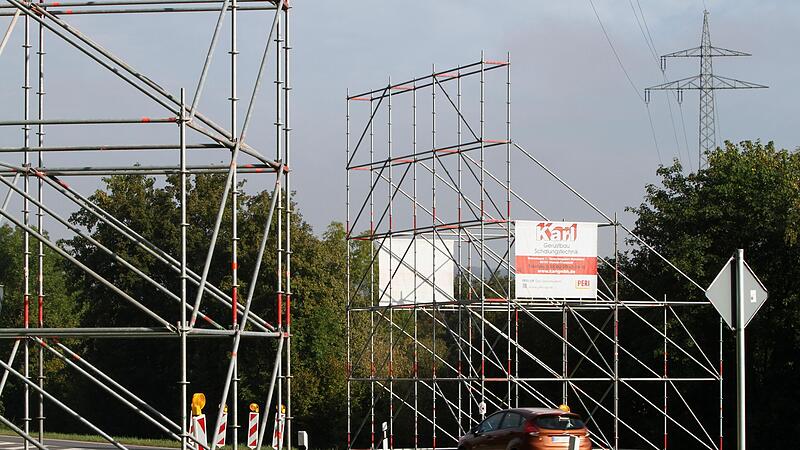 Die 110.000-Volt-Leitung des Bayernwerk führt am Eltmanner Stadtteil Dippach vorbei. Hier wurde im letzten Jahr gebaut und das Erdseil an der Mastspitze ausgetauscht. Gut erkennbar am rechten Bildrand: Auf dem Mast ist noch Platz.