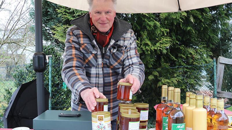 Der 85-j&auml;hrige Joachim Sch&uuml;tze in seinem Element: an seinem Imkereistand auf dem Gr&uuml;ber Wochenmarkt.