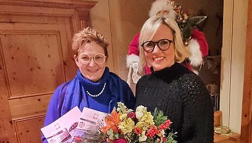 1. Pr&auml;sidentin Katja Wich &uuml;bergibt 1000 Euro an die Gesch&auml;ftsf&uuml;hrende Vorst&auml;ndin der Caritas Kronach Cornelia Thron