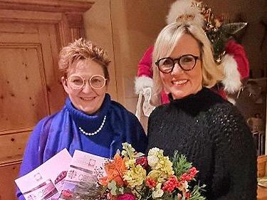 1. Pr&auml;sidentin Katja Wich &uuml;bergibt 1000 Euro an die Gesch&auml;ftsf&uuml;hrende Vorst&auml;ndin der Caritas Kronach Cornelia Thron