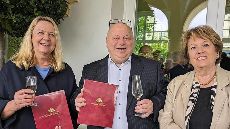 Kurdirektorin Andrea Schallenkammer (rechts) begrüßte mit Gastronom Angelo Valenzano und seiner Frau die Gäste im neuen „Dolce Vita“.