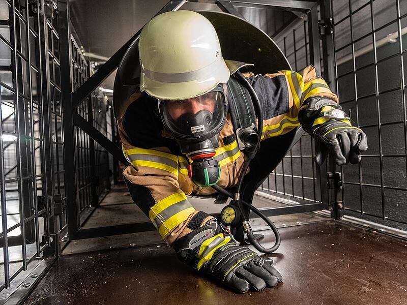 Atemschutzgeräte wie dieses tragen Feuerwehrler, wenn eine Gefährdung durch Sauerstoffmangel oder giftige respektive reizende Stoffe in der Luft besteht. Die Wartung und Reparatur solcher Geräte ist im Landkreis Forchheim jedoch aufwendig und kostspielig.