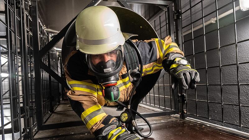 Atemschutzgeräte wie dieses tragen Feuerwehrler, wenn eine Gefährdung durch Sauerstoffmangel oder giftige respektive reizende Stoffe in der Luft besteht. Die Wartung und Reparatur solcher Geräte ist im Landkreis Forchheim jedoch aufwendig und kostspielig.