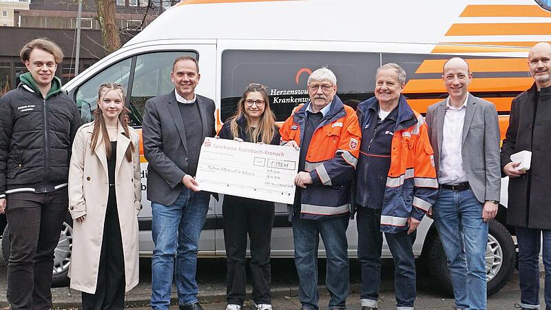 Scheck-Übergabe durch Schülersprecherin Sara Sujak (v. l.): Schüler der Hans-Wilsdorf-Schule, Schulleiter Alexander Battistella, Schülersprecherin Sara Sujak, Stadtbeauftragter Reinhold Müller, Dr. Thoma, Bertram Unger und Verbindungslehrer Ingo R... Scheck-Übergabe durch Schülersprecherin Sara Sujak (v. l.): Schüler der Hans-Wilsdorf-Schule, Schulleiter Alexander Battistella, Schülersprecherin Sara Sujak, Stadtbeauftragter Reinhold Müller, Dr. Thoma, Bertram Unger und Verbindungslehrer Ingo R...