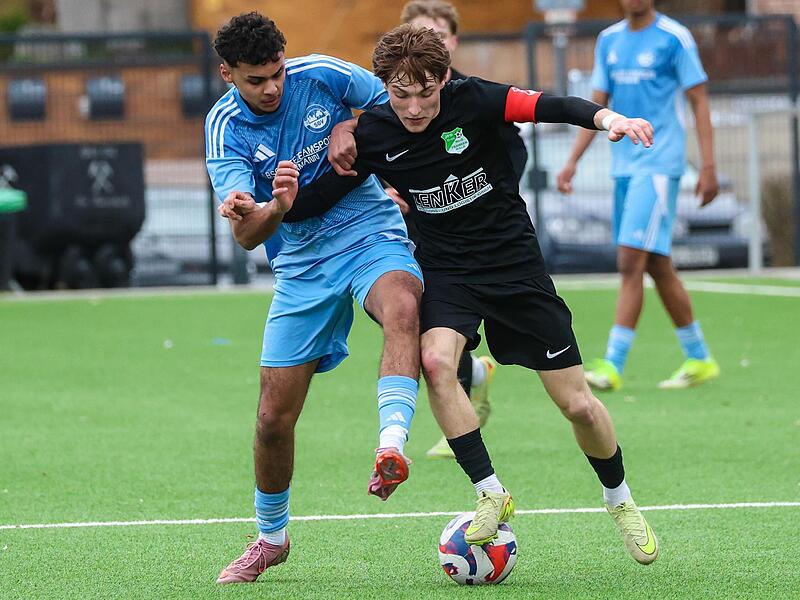 Im Mittelfeld bleibt GW Spielf&uuml;hrer Ben Volk (schwarzes Trikot) an N&uuml;rnbergs Bayram Turhan h&auml;ngen.