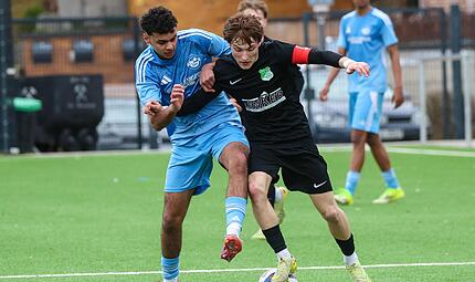 Im Mittelfeld bleibt GW Spielf&uuml;hrer Ben Volk (schwarzes Trikot) an N&uuml;rnbergs Bayram Turhan h&auml;ngen.