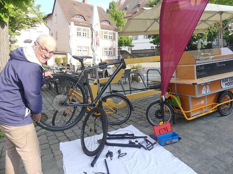 Bernd Laska mit dem Fahrradrahmen für das Konfi-Projekt Bernd Laska mit dem Fahrradrahmen für das Konfi-Projekt