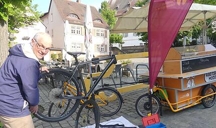 Bernd Laska mit dem Fahrradrahmen f&uuml;r das Konfi-Projekt