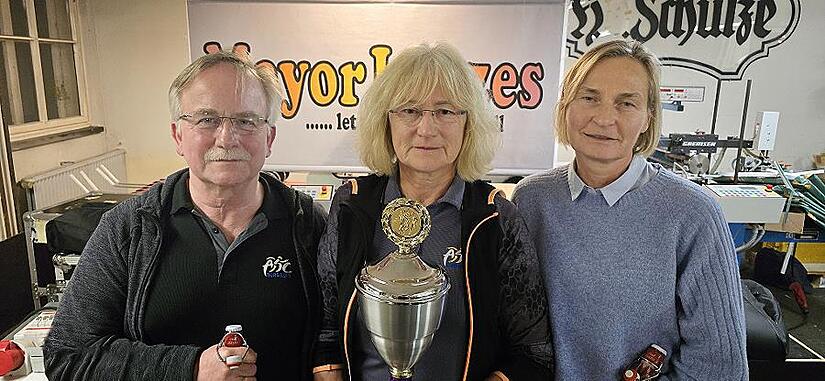 Die Vereinsmeister des ASC Elke Richter, Mitte (Platz 1), Heiner Schulze links und Ramona Seel rechts (mit gleicher Punktzahl auf Platz 2).