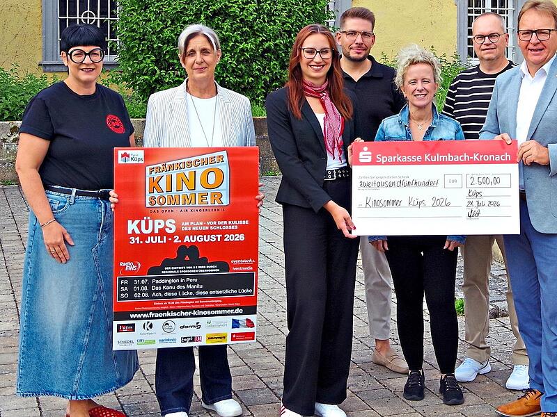 Das Küpser Kino-Sommer Open-Air kann nur durch die Unterstützung von Vereinen und Sponsoren stattfinden. Unser Bild zeigt (von links) Nadja Weinmann (Optik Lindlein), Irene Tobiaschek (KulturKüps e.V.), Magdalena Kestel (Sparkasse Kulmbach-Kronach... Das Küpser Kino-Sommer Open-Air kann nur durch die Unterstützung von Vereinen und Sponsoren stattfinden. Unser Bild zeigt (von links) Nadja Weinmann (Optik Lindlein), Irene Tobiaschek (KulturKüps e.V.), Magdalena Kestel (Sparkasse Kulmbach-Kronach...