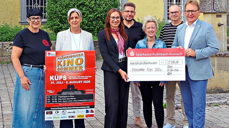 Das Küpser Kino-Sommer Open-Air kann nur durch die Unterstützung von Vereinen und Sponsoren stattfinden. Unser Bild zeigt (von links) Nadja Weinmann (Optik Lindlein), Irene Tobiaschek (KulturKüps e.V.), Magdalena Kestel (Sparkasse Kulmbach-Kronach... Das Küpser Kino-Sommer Open-Air kann nur durch die Unterstützung von Vereinen und Sponsoren stattfinden. Unser Bild zeigt (von links) Nadja Weinmann (Optik Lindlein), Irene Tobiaschek (KulturKüps e.V.), Magdalena Kestel (Sparkasse Kulmbach-Kronach...