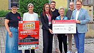Das K&uuml;pser Kino-Sommer Open-Air kann nur durch die Unterst&uuml;tzung von Vereinen und Sponsoren stattfinden. Unser Bild zeigt (von links) Nadja Weinmann (Optik Lindlein), Irene Tobiaschek (KulturK&uuml;ps e.V.), Magdalena Kestel (Sparkasse Kulmbach-Kronach...