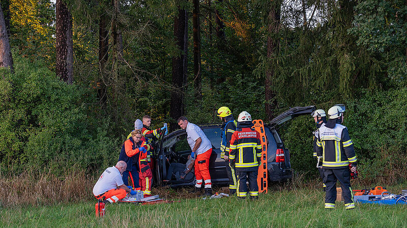 Unfall bei Steinfeld: Verletzter Fahrer muss aus Auto geborgen werden Unfall bei Steinfeld: Verletzter Fahrer muss aus Auto geborgen werden