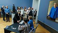 Bundeskanzlerin a.D. Merkel signiert Kunstpostkarten