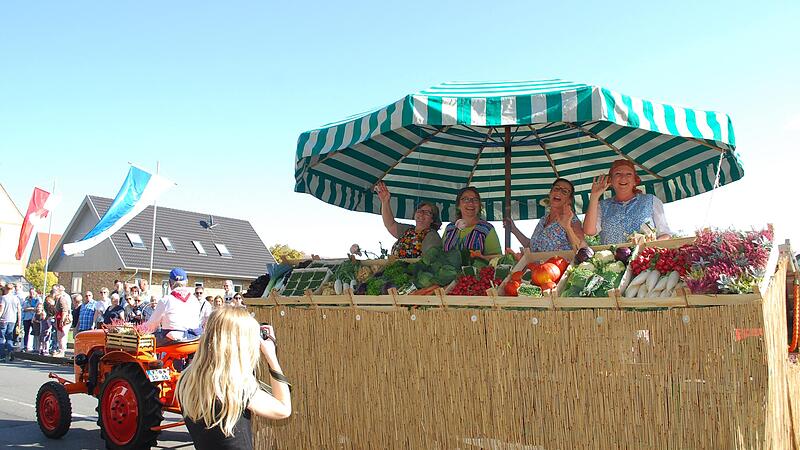 Nach der Kr&ouml;nung der G&auml;rtnerk&ouml;nigin wird das Gem&uuml;se von den Motivwagen verkauft.
