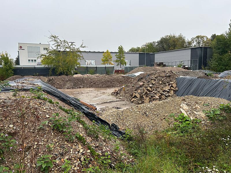 Hier am Vorderen Floßanger in Coburg könnte die neue Dreifach-Sporthalle entstehen. Unser Foto zeigt das Gelände der ehemaligen (und längst abgerissenen) Diskothek „Gag“ sowie im Hintergrund die Firma Langguth.
