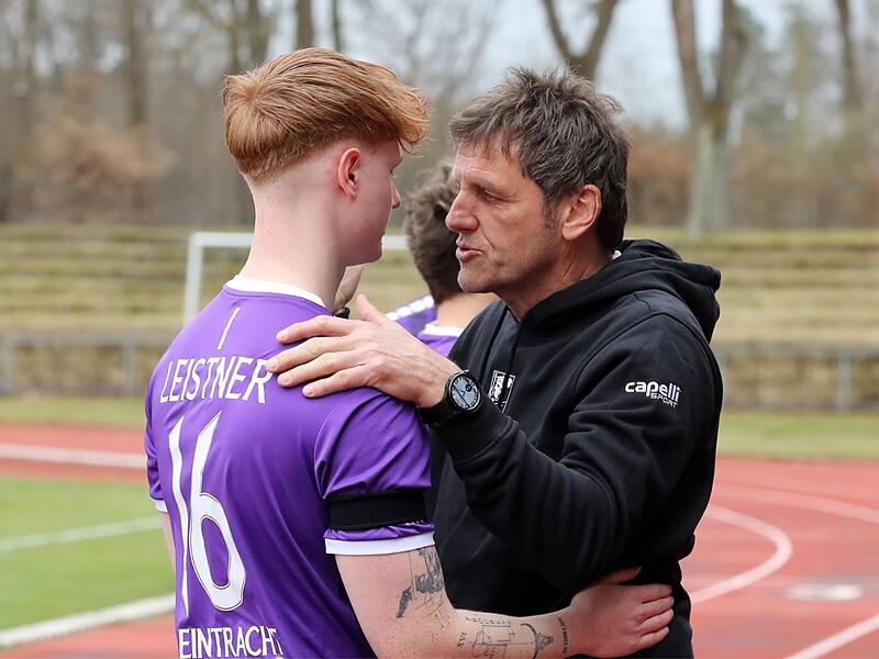 Michael Hutzler (rechts) hat den FC Eintracht emotional gepackt. Luca Leistner und seine Teamkollegen dankten es mit hoher Intensit&auml;t.