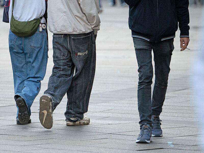 Mehr junge Menschen bleiben außerhalb des Bildungssystems. Mehr junge Menschen bleiben außerhalb des Bildungssystems.