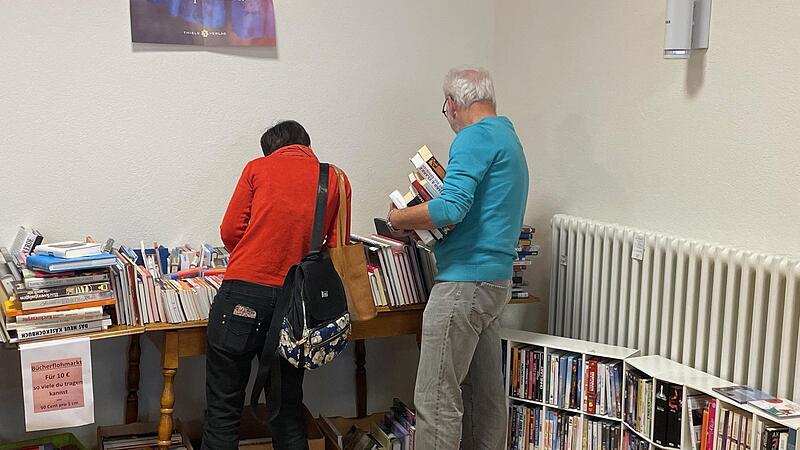 Der Bücherflohmarkt: Für 10 Euro Schmökerstoff so viel man davon tragen konnte.