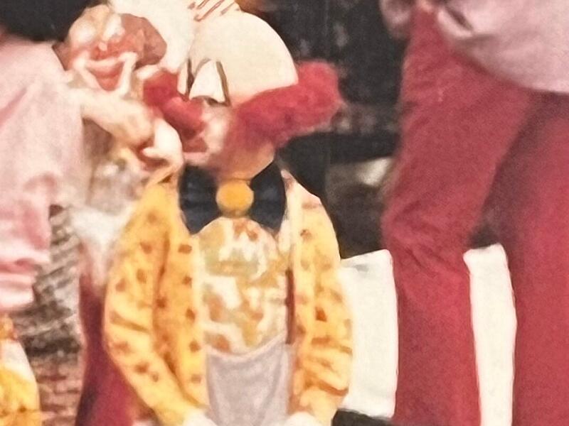 Dann beinah gruselig als Clown.