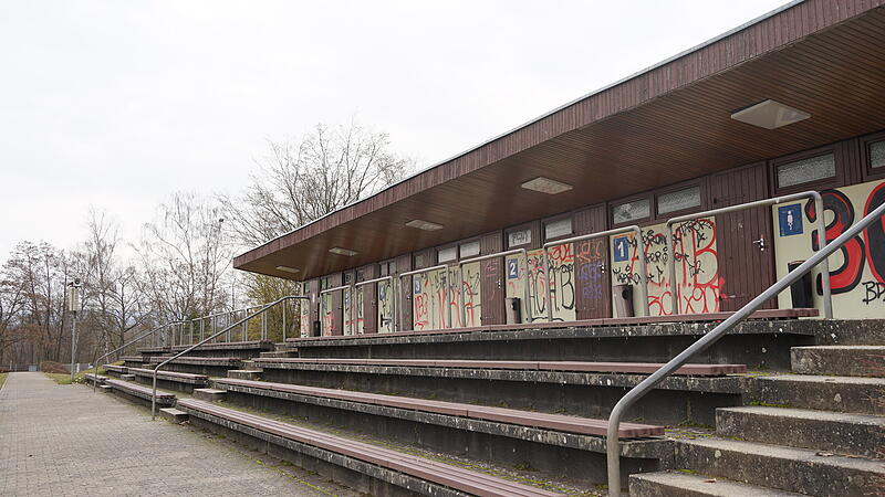 Bei vielen Angeboten auf der Forchheimer Sportinsel gibt es erheblichen Sanierungsbedarf, so auch bei der Trib&uuml;ne an der LaufbahnForchheim & Fr&auml;nkische Schweiz
