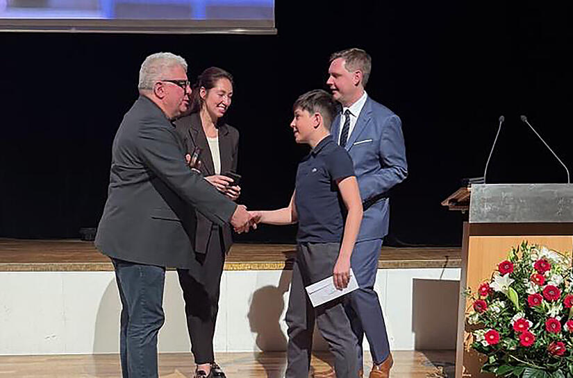 ein Pr&auml;sent gab es f&uuml;r die Neub&uuml;rger von Wolfgang Metzner und Jonas Gl&uuml;senkamp.