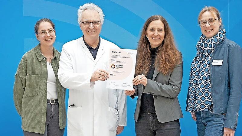 Freuen sich &uuml;ber die Rezertifizierung der Hescuro Klinik Bad Bocklet als &bdquo;Diabeteszentrum DDG&ldquo;: (von links) Melanie Kuhn (Diabetesberaterin DDG), Dr. Dietmar Br&uuml;ckl (Chefarzt Innere Medizin), Dr. Antje Geier (Kaufm&auml;nnische Leiterin) und Sigrid Ger...