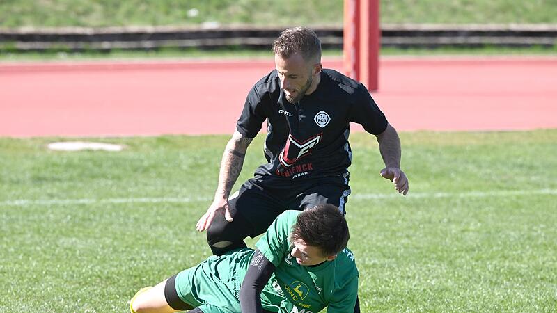 Im Zweikampf mit dem Bayreuther Kevin Schatzgruber (oben) geht der Katschenreuther Jonas Wagner zu Boden.