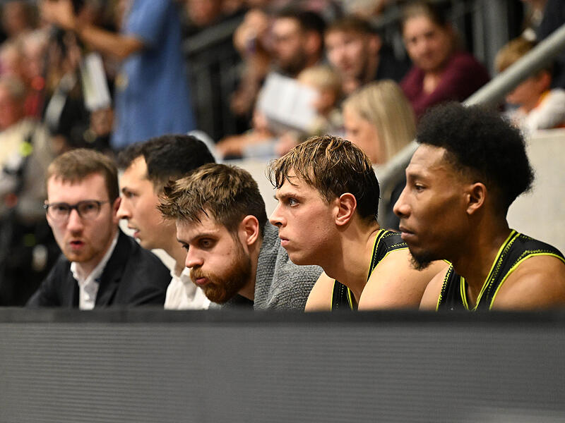 Nach dem Saisonauftaktsieg setzte es für die Bayreuther vier  zum Teil deutliche Niederlagen in Folge. In der Hagener Ischelandhalle  gab es bei der jüngsten 74:88-Niederlage lange Gesichter auf der BBC-Bank bei (von links) Artem Kovalov, Lenny  Liedtke und KeVaughn  Allen.