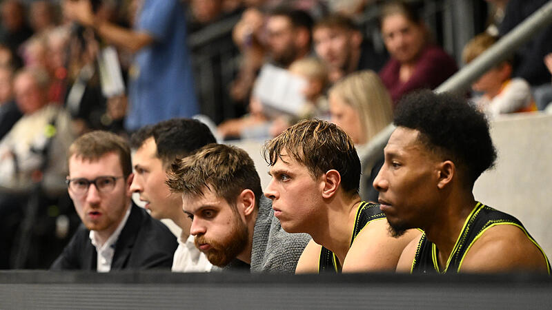 Nach dem Saisonauftaktsieg setzte es für die Bayreuther vier  zum Teil deutliche Niederlagen in Folge. In der Hagener Ischelandhalle  gab es bei der jüngsten 74:88-Niederlage lange Gesichter auf der BBC-Bank bei (von links) Artem Kovalov, Lenny  Liedtke und KeVaughn  Allen.