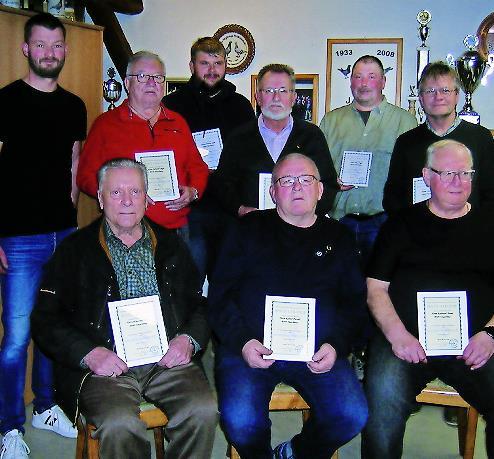 Die Geehrten des Kaninchenzuchtvereins Teuschnitz: (hinten von links) Zweiter Vorsitzender Daniel Schnappauf, Gerhard Unger, Christian Geyer, Bernhard Zipfel, Vorsitzender J&ouml;rg Unger, Udo Brand sowie (vorn von links) Hans Neubauer, Rainer Porzelt ...