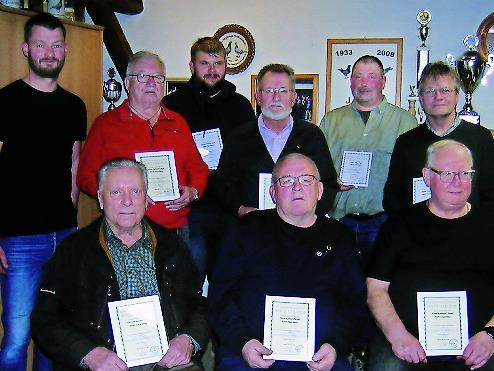 Die Geehrten des Kaninchenzuchtvereins Teuschnitz: (hinten von links) Zweiter Vorsitzender Daniel Schnappauf, Gerhard Unger, Christian Geyer, Bernhard Zipfel, Vorsitzender J&ouml;rg Unger, Udo Brand sowie (vorn von links) Hans Neubauer, Rainer Porzelt ...