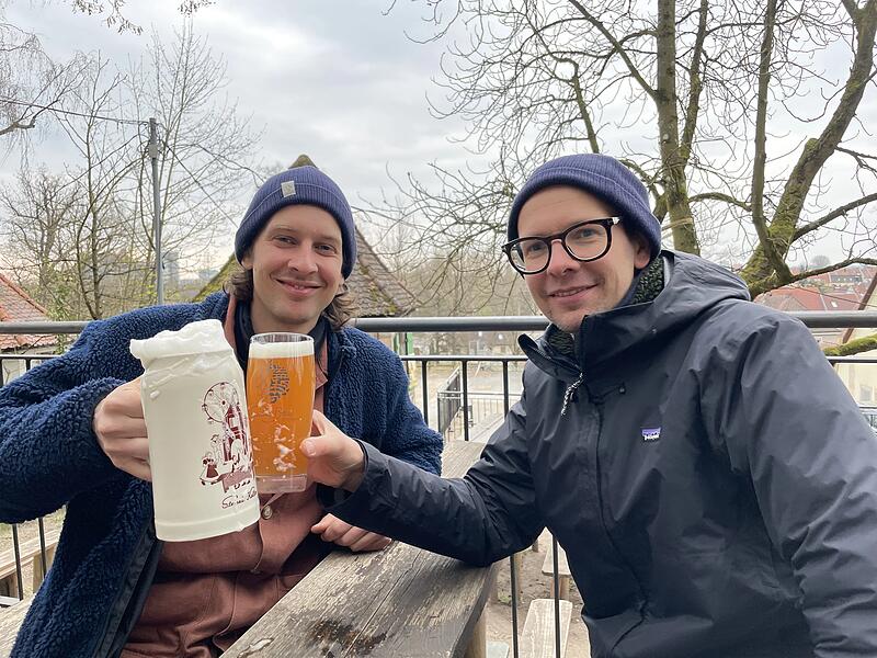 Ist das das erste Prost auf dem Striezi Keller (ehemals Tucher Keller)? Die neuen Eigent&uuml;mer Xaver (links) und Vincenz Schiller packen bei den Renovierungsarbeiten am Keller selbst mit an. Sie wollen, dass der Flair der Bergkirchweih erhalten bleibt.