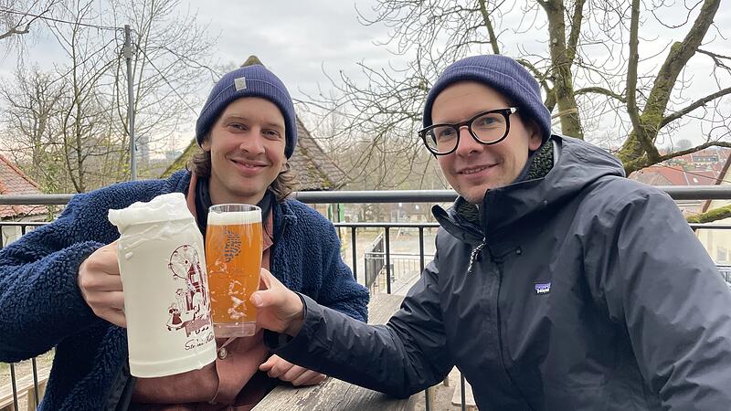 Ist das das erste Prost auf dem Striezi Keller (ehemals Tucher Keller)? Die neuen Eigent&uuml;mer Xaver (links) und Vincenz Schiller packen bei den Renovierungsarbeiten am Keller selbst mit an. Sie wollen, dass der Flair der Bergkirchweih erhalten bleibt.